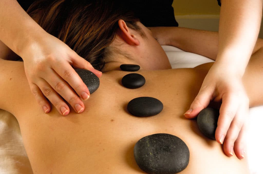 banque d'image massage pierres chaudes